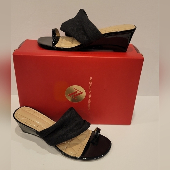 Adriane Vittadini Sandals Toe ring low wedges, Size 7 1/2 - Picture 1 of 8